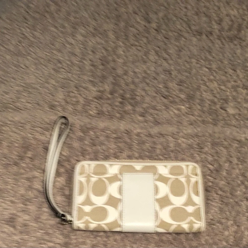 Crème and beige colored Coach wallet in excellent condition - Picture 4 of 6